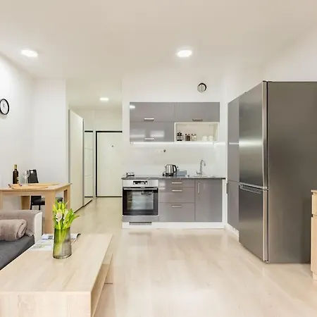 Apartment Cityscape Oasis: Active Heaven